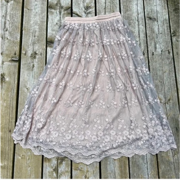 Ultra Pink ⎮ Embroidered midi skirt - Picture 3 of 7